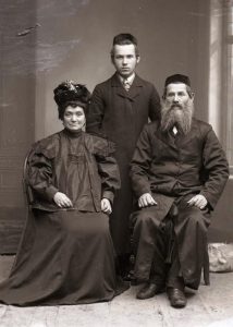 Rodzina żydowska w atelier Edwarda Janusza