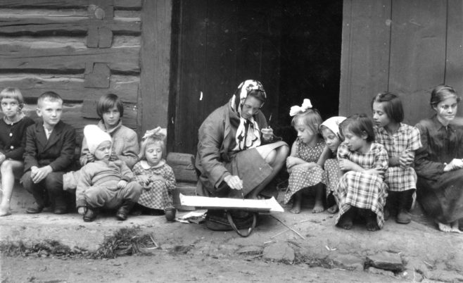 Janina Ożóg-Czarnowska na obozie naukowo-badawczym, Suchodół, 1962 r.