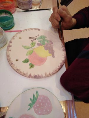 malowanie autorskiego talerza we wzory owoców