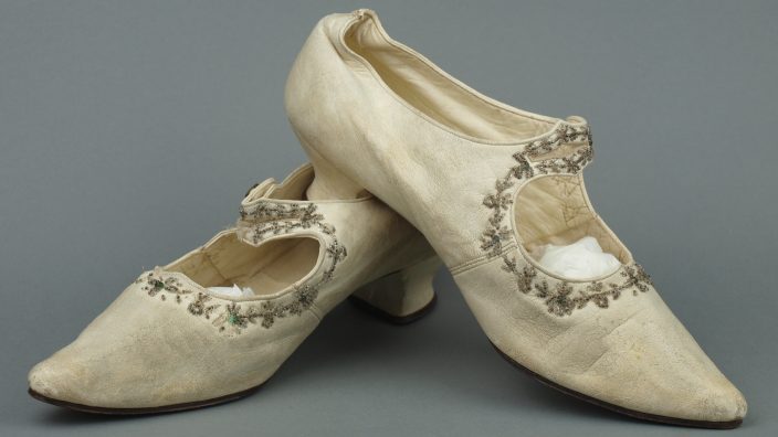 . Pantofle damskie pochodzące z ok . 1890/1900 roku z Francji lub Belgii. Wykonane w całości z koźlęcej skórki w kolorze kremowym.