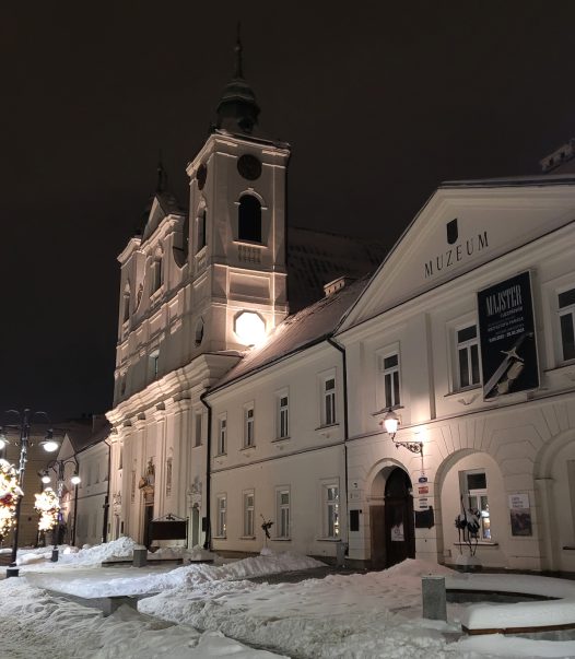 Budynek Muzeum Okręgowego w Rzeszowie, dawny konwent Pijarów, śnieżny, późny wieczór