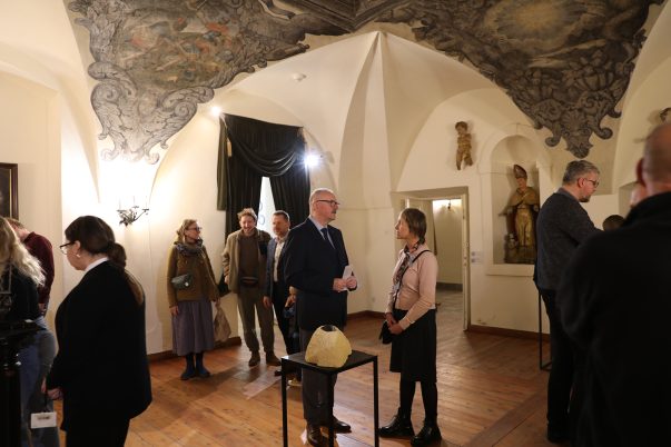 Wernisaż wystawy rzeźb Karoliny Koch "Odbicie" . Uczestnicy oglądający rzeźby na muzealnym refektarzu