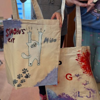 Gotowe prace uczestników warsztatów malowanie na tkaninie