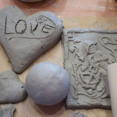 Prace wykonane przez uczestników warsztatów ceramicznych