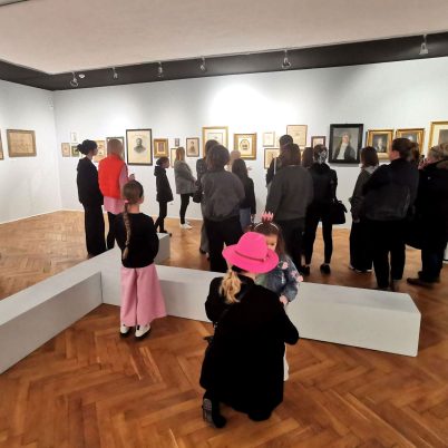 Uczestnicy warsztatów kolażu podczas zwiedzania