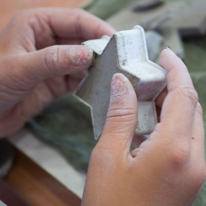 Prace wykonane przez uczestników warsztatów ceramicznych