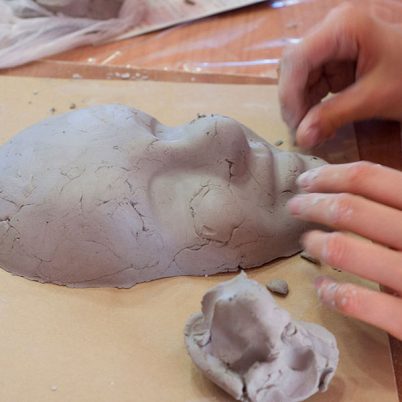 Prace wykonane przez uczestników warsztatów ceramicznych