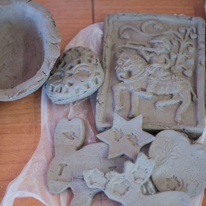 Prace wykonane przez uczestników warsztatów ceramicznych