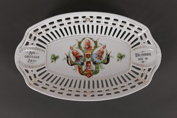 Patera z przedstawieniem cesarzy Franciszka Józefa, Wilhelma II, sułtana Mehmeda V i cara Bułgarii Ferdynanda I Koburga, 1914-16, porcelana, druk, złocenia