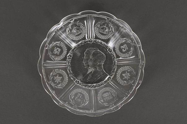 Patera jubileuszowa (srebrne gody) z przedstawieniem cesarza Wilhelma II i cesarzowej Augusty Wiktorii, 1906, szkło prasowane