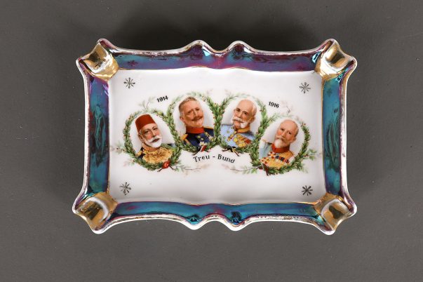 Popielniczka z przedstawieniem cesarzy Franciszka Józefa, Wilhelma II, sułtana Mehmeda V i cara Bułgarii Ferdynanda I Koburga, 1914-16, porcelana, druk, iryzacja, złocenia
