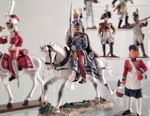 Fragment wystawy "Barwa i bron w wersji mikro" miniatura żołnierza na koniu