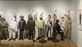 Fragment wystawy WOJSKOWY SZYK, CZYLI JAK NA DEFILADZIE