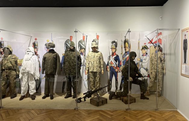 Fragment wystawy WOJSKOWY SZYK, CZYLI JAK NA DEFILADZIE