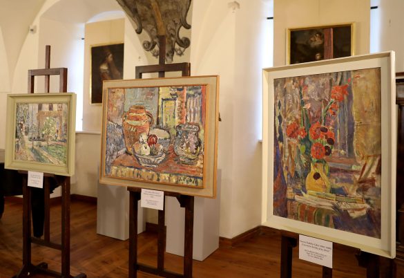 Fragment ekspozycji KOLORYŚCI i refektarzu muzealnym