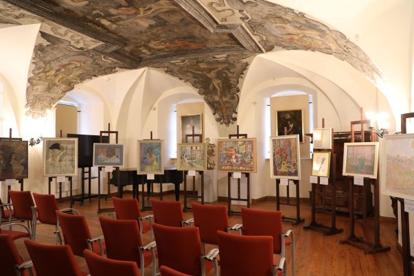 Fragment ekspozycji KOLORYŚCI w refektarzu muzealnym