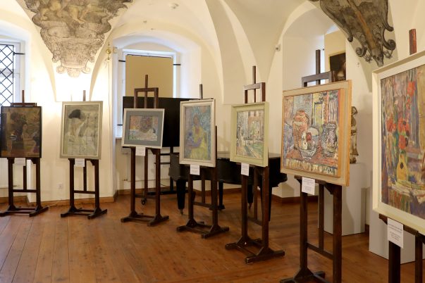 Fragment ekspozycji KOLORYŚCI w refektarzu muzealnym