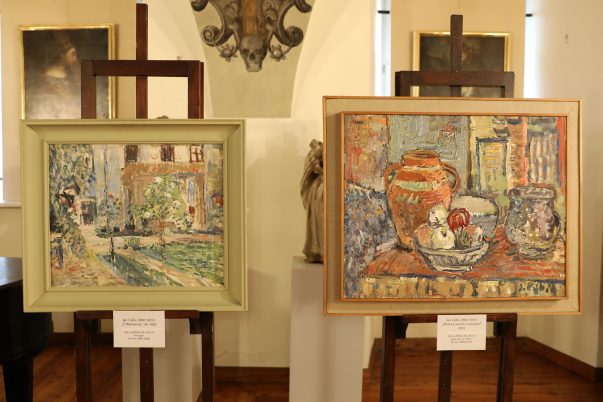 Fragment ekspozycji KOLORYŚCI w refektarzu muzealnym