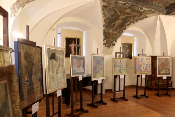 Fragment ekspozycji KOLORYŚCI w refektarzu muzealnym