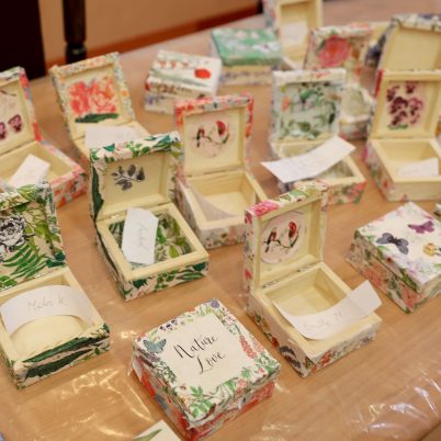 Pudełeczka ozdobione metodą decoupage z motywami kwiatowymi