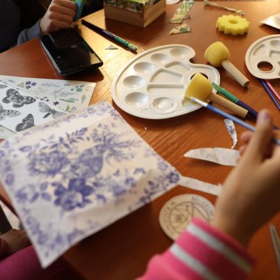 Proces ozdabiania pudełeczek metodą decoupage z motywami kwiatowymi