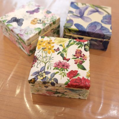 3 pudełeczka ozdobione metodą decoupage z motywami kwiatowymi