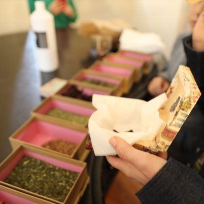 Przygotowanie mieszanki ziół i herbat przez uczestników warsztatów