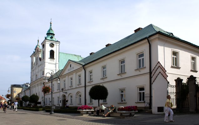 Fasada budynku danego klasztoru oo Pijarów przy ul. 3 Maja w Rzeszowie, siedziba Muzeum Okręgowego w Rzeszowie