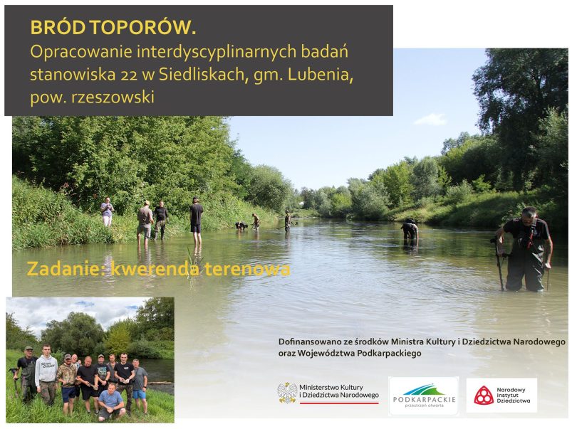 Grafika promująca projekt „Bród toporów. Opracowanie interdyscyplinarnych badań stanowiska 22 w Siedliskach, gm. Lubenia, pow. rzeszowski”. Na głównym zdjęciu grupa badaczy prowadzi prace w płytkiej rzece, otoczonej bujną roślinnością. W lewym dolnym rogu znajduje się mniejsze zdjęcie przedstawiające uczestników badań pozujących nad rzeką. Na grafice widnieje także napis „Zadanie: kwerenda terenowa” oraz informacja o dofinansowaniu ze środków Ministra Kultury i Dziedzictwa Narodowego oraz Województwa Podkarpackiego, wraz z logotypami instytucji finansujących.