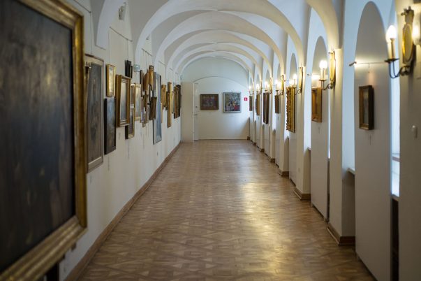 Fragment ekspozycji - Galeria Malarstwa Polskiego. Widok na korytarz.