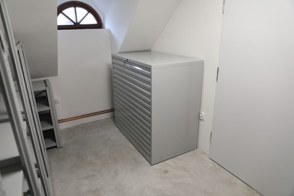 Magazyny po remoncie, wyposażone w regały i systemy do przechowywania zbiorów