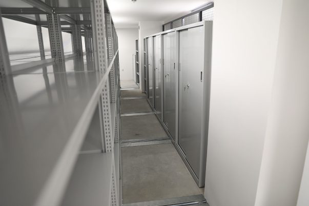 Magazyny po remoncie, wyposażone w regały i systemy do przechowywania zbiorów