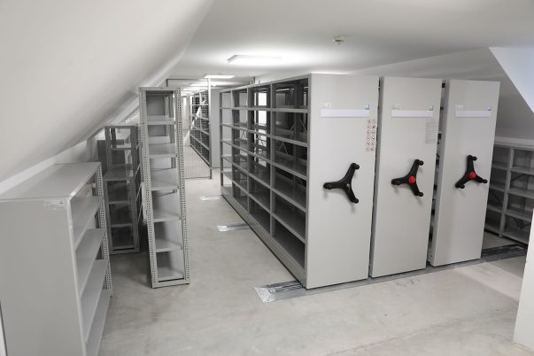 Magazyny po remoncie, wyposażone w regały i systemy do przechowywania zbiorów