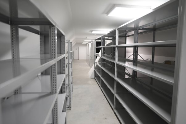Wygląd magazynu po dostarczeniu regałów