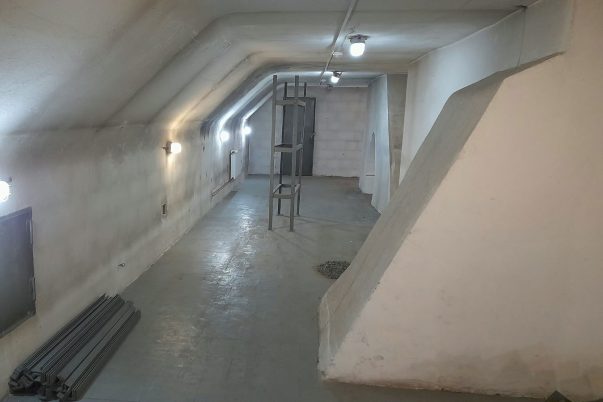 Wygląd magazynu przed remontem i dostarczeniem regałów